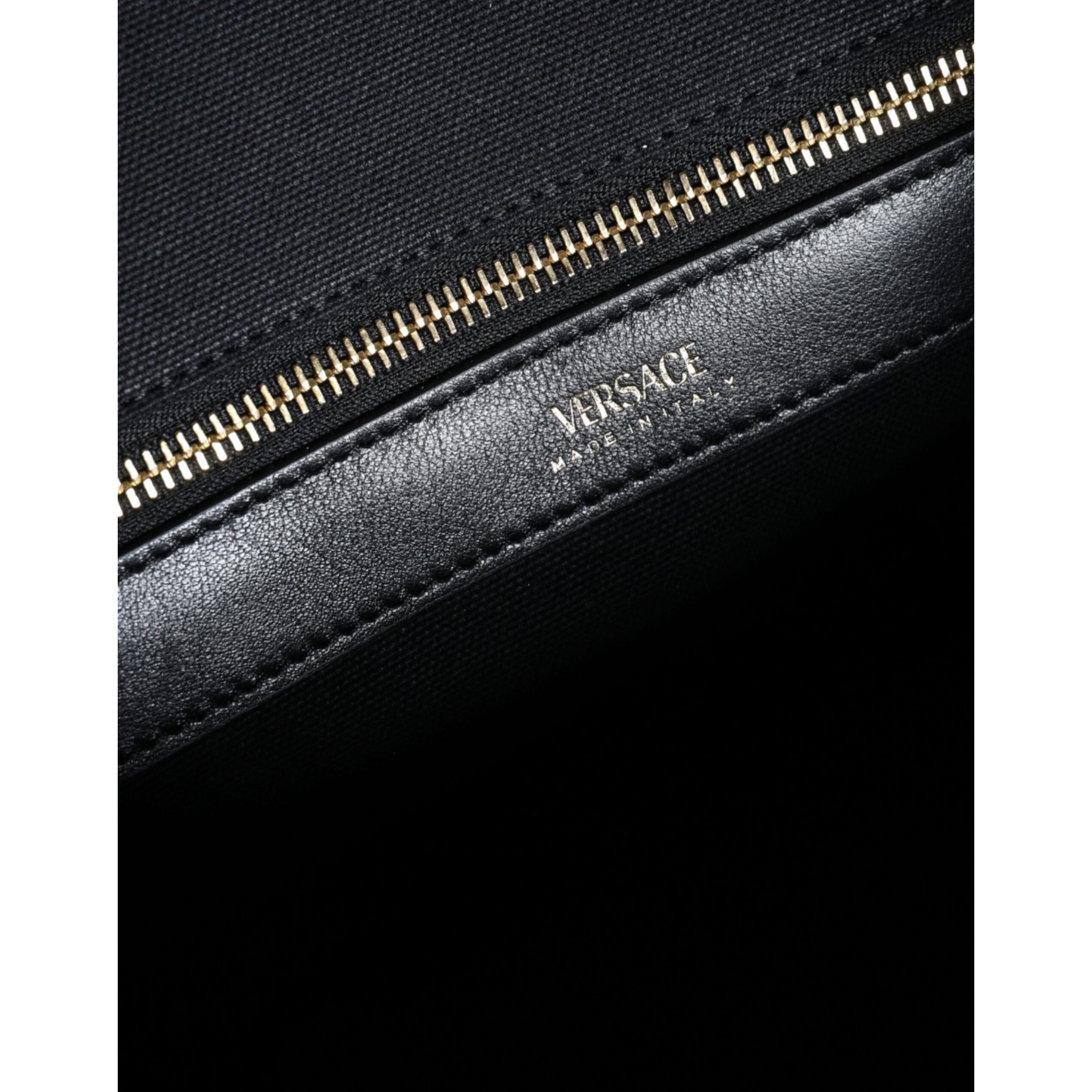 Geantă tote Versace neagră tip crossbody, cu mâner superior, din pânză și piele, cu logo