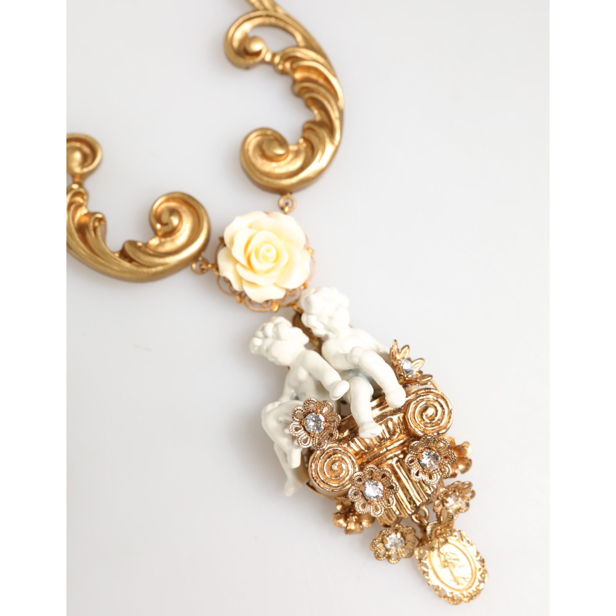 Colier cu pandantiv baroc Dolce & Gabbana din ceramică aurie, cu cristal și heruvim