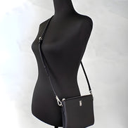 Geantă crossbody tip borsetă Burberry Peyton Monogram, din piele neagră
