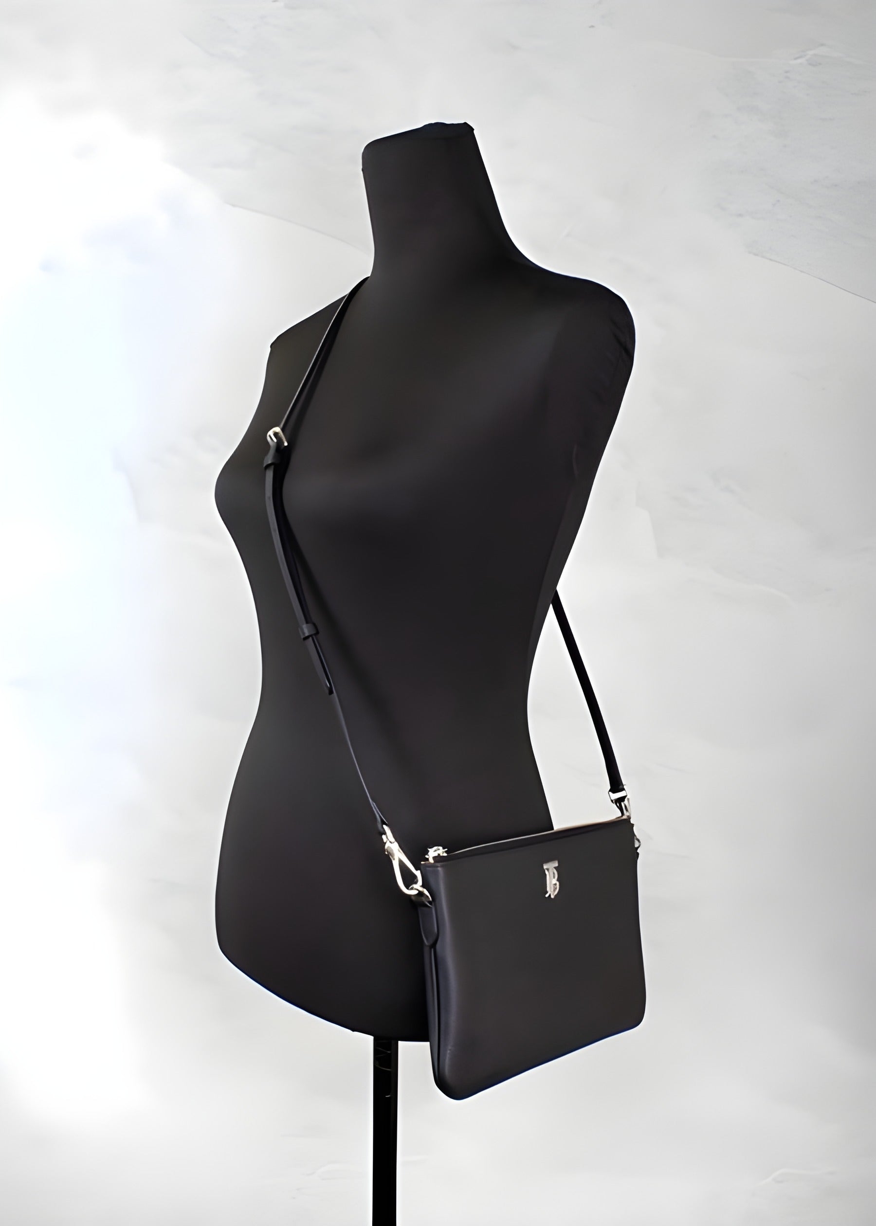 Geantă crossbody tip borsetă Burberry Peyton Monogram, din piele neagră