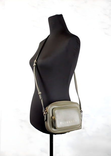 Geantă Crossbody Cameră Foto Burberry Small din Piele Granulată Verde Dark Fern