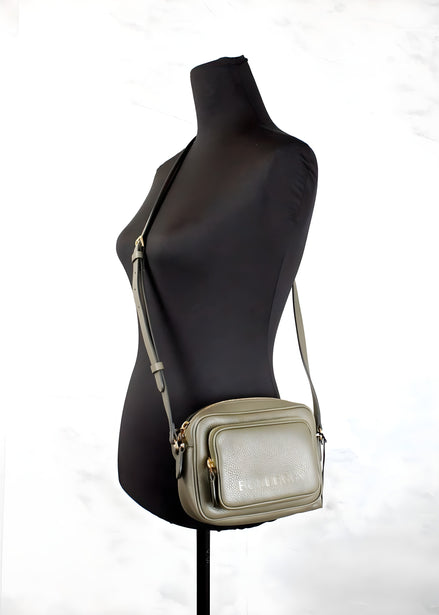 Geantă Crossbody Cameră Foto Burberry Small din Piele Granulată Verde Dark Fern