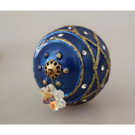 Cercei Dolce & Gabbana cu agățătoare tip cârlig, din alamă aurie, cu bile de Crăciun albastre și cristale
