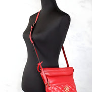 Geantă de umăr tip sac Versace roșu matlasat din piele, cu șnur, tip bucket, crossbody, geantă de mână